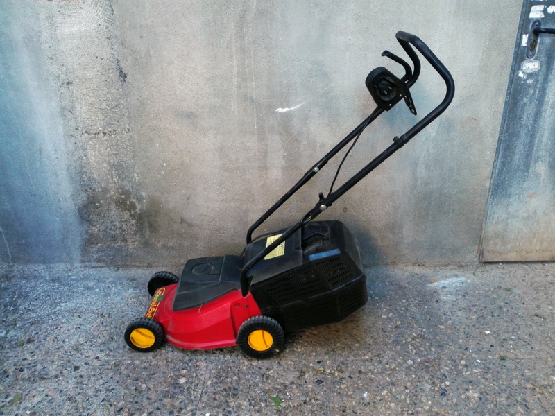 cortacesped electrico central park plastico metal 94x40x85 (34eu.) 1u